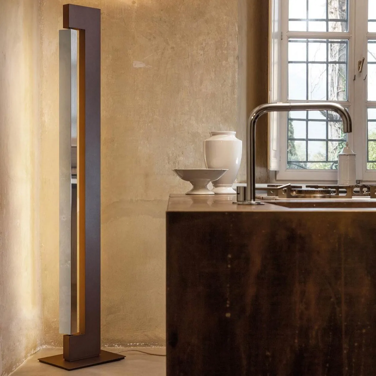 ARA LED Floor Lamp