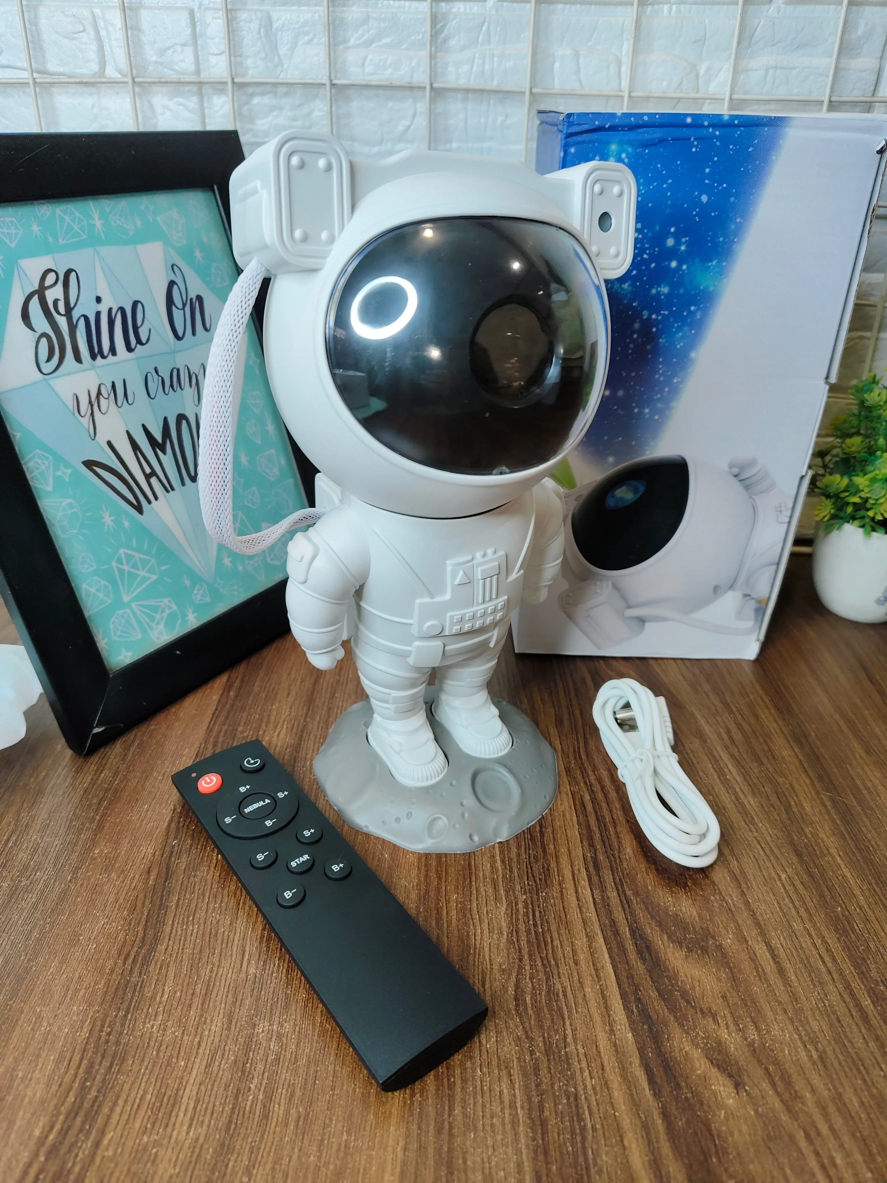 Astronaut projection lamp