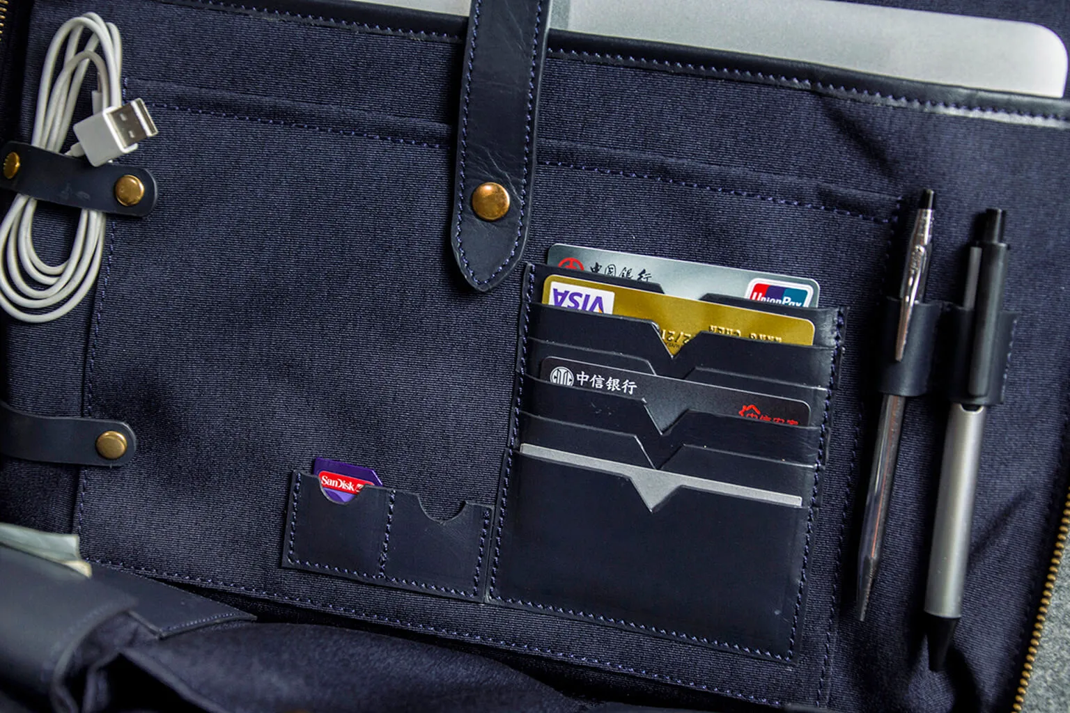 COMMUTER FOLIO - leather